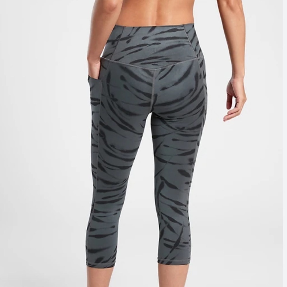 Athleta Saluation Stash Pocket II 7/8 Tight Zebra Print Capri Leggings | Size MT